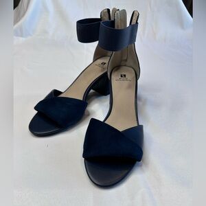 White Mountain Navy Dress Shoes Size 7M EUC 2.5 Heel Open Toe Zipper Back Strap